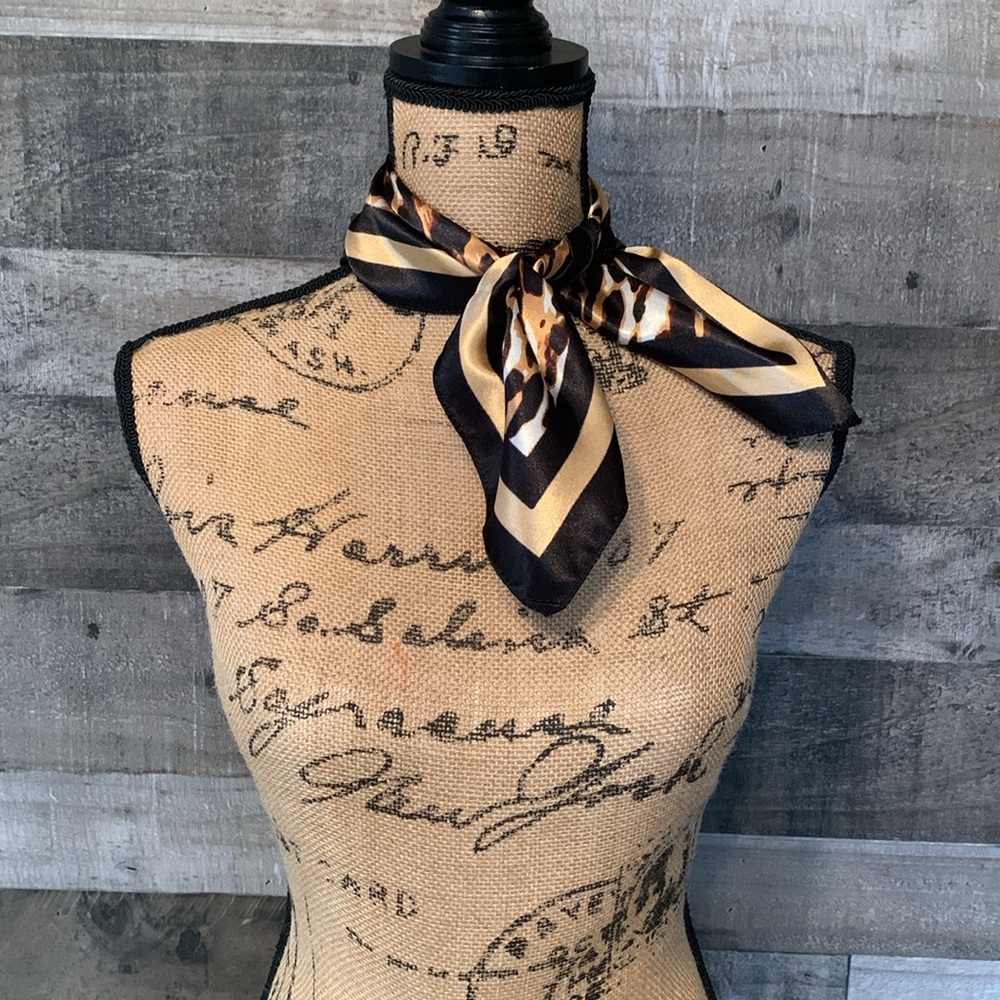 Elegant Leopard Print Scarf - Picture 15 of 16